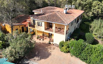 Vista exterior de Edifici en venda en Navaconcejo amb Alarma i Piscina comunitària