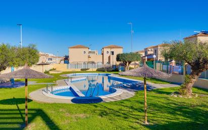 Piscina de Casa adosada en venda en Torrevieja amb Terrassa, Moblat i Piscina comunitària