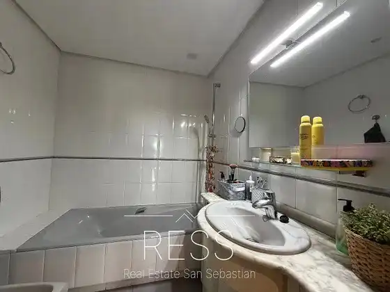 Badezimmer von Wohnung zum Verkauf in Donostia - San Sebastián  mit Heizung, Privatgarten und Terrasse
