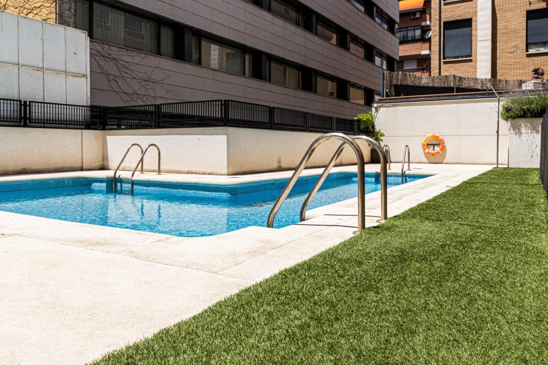 Piscina de Apartament de lloguer en  Madrid Capital amb Aire condicionat, Calefacció i Traster