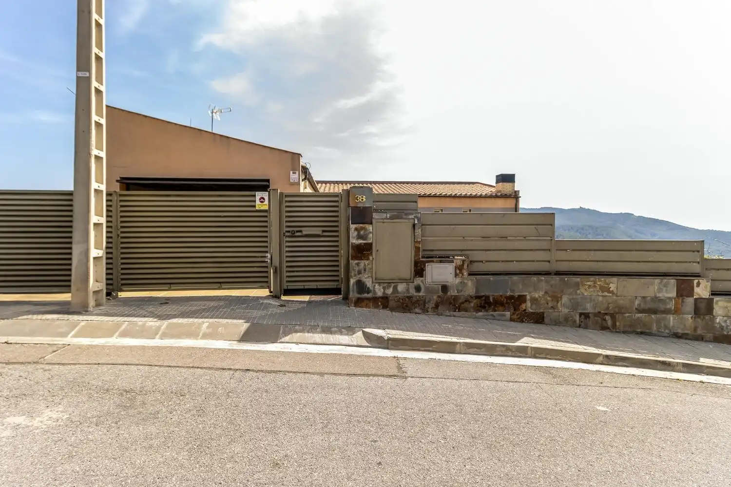 Vista exterior de Edificio en venta en Castellar del Vallès