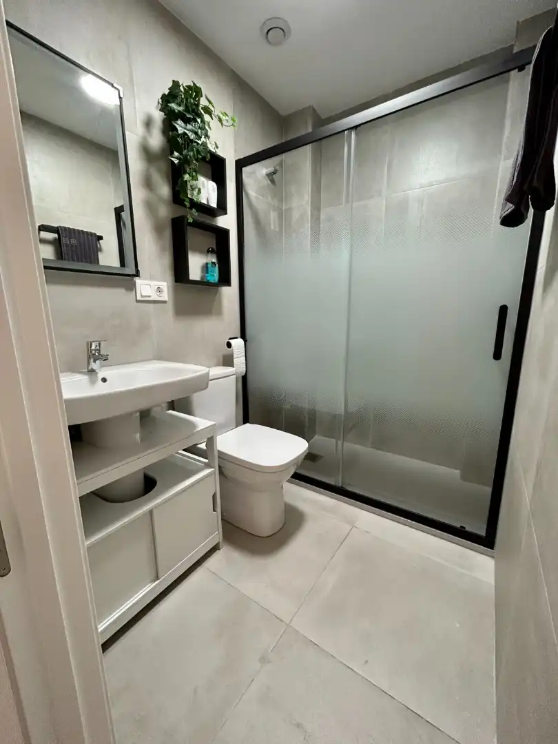 Bany de Apartament en venda en Córdoba amb Aire condicionat, Jardí privat i Moblat