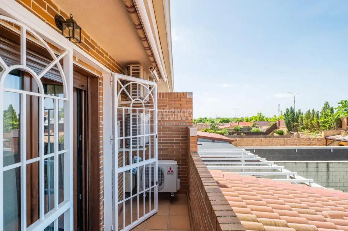 Terrassa de Casa adosada en venda en Arroyomolinos (Madrid) amb Aire condicionat, Calefacció i Jardí privat