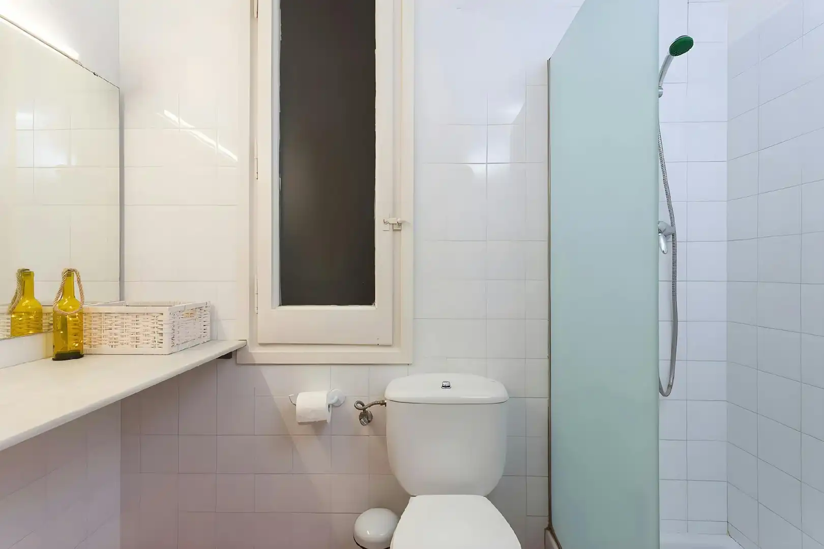 Baño de Piso de alquiler en Barcelona con Aire acondicionado, Calefacción y Lavadora