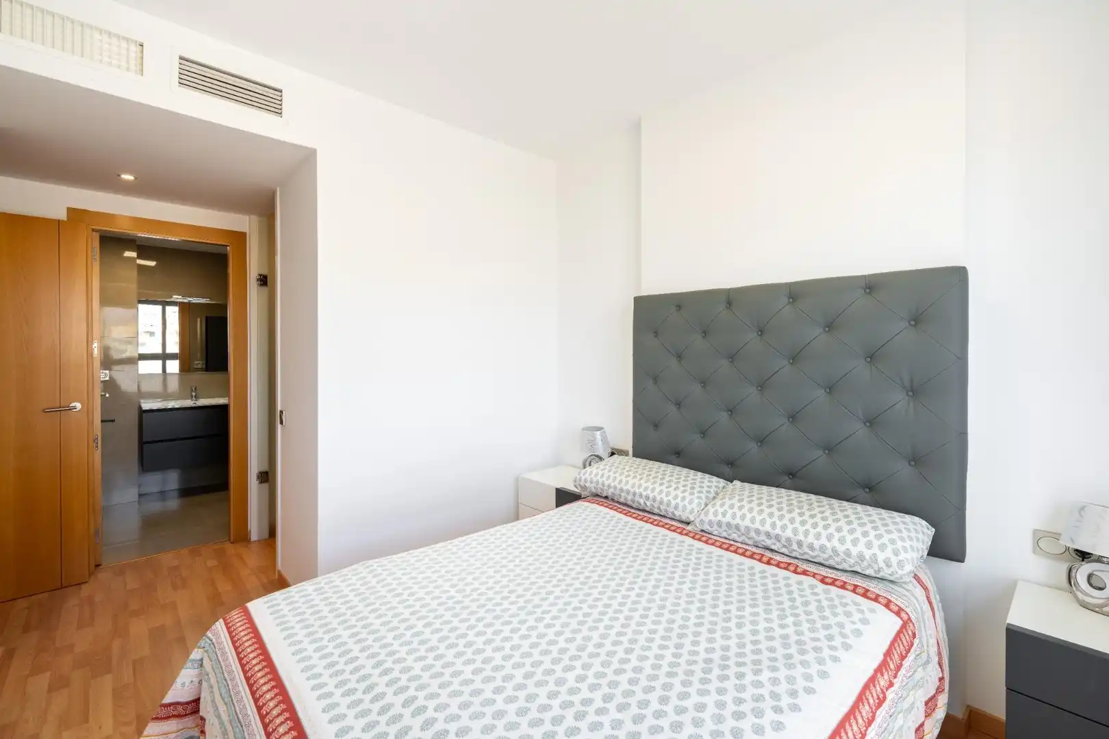 Dormitori de Pis en venda en Almería amb Aire condicionat, Terrassa i Traster