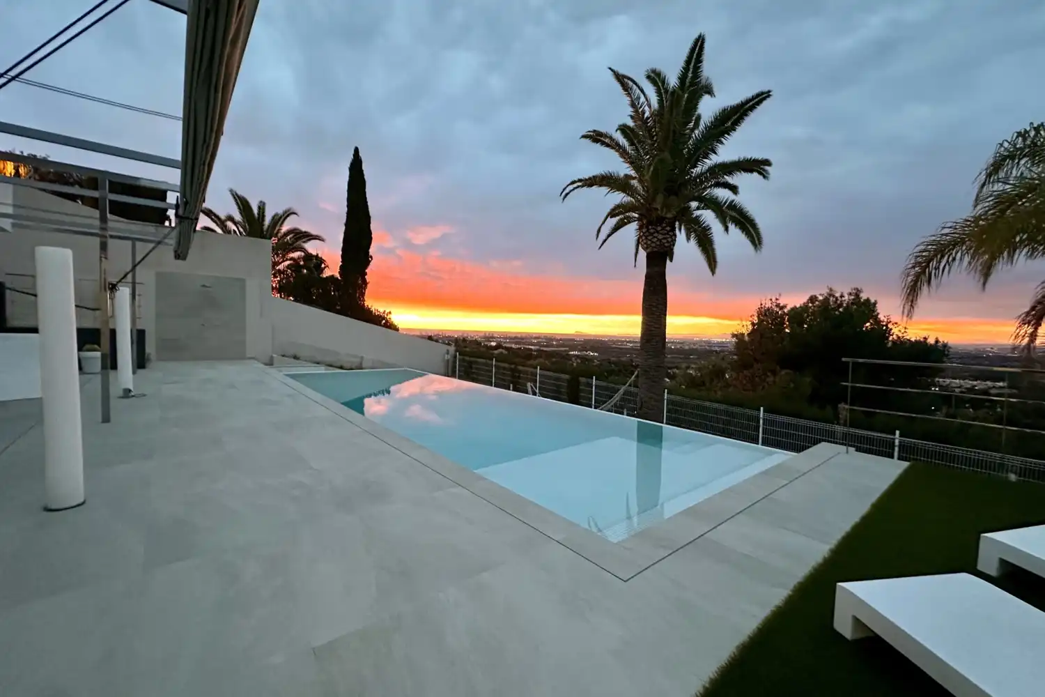 Piscina de Casa o xalet en venda en Sagunto / Sagunt amb Aire condicionat, Calefacció i Jardí privat