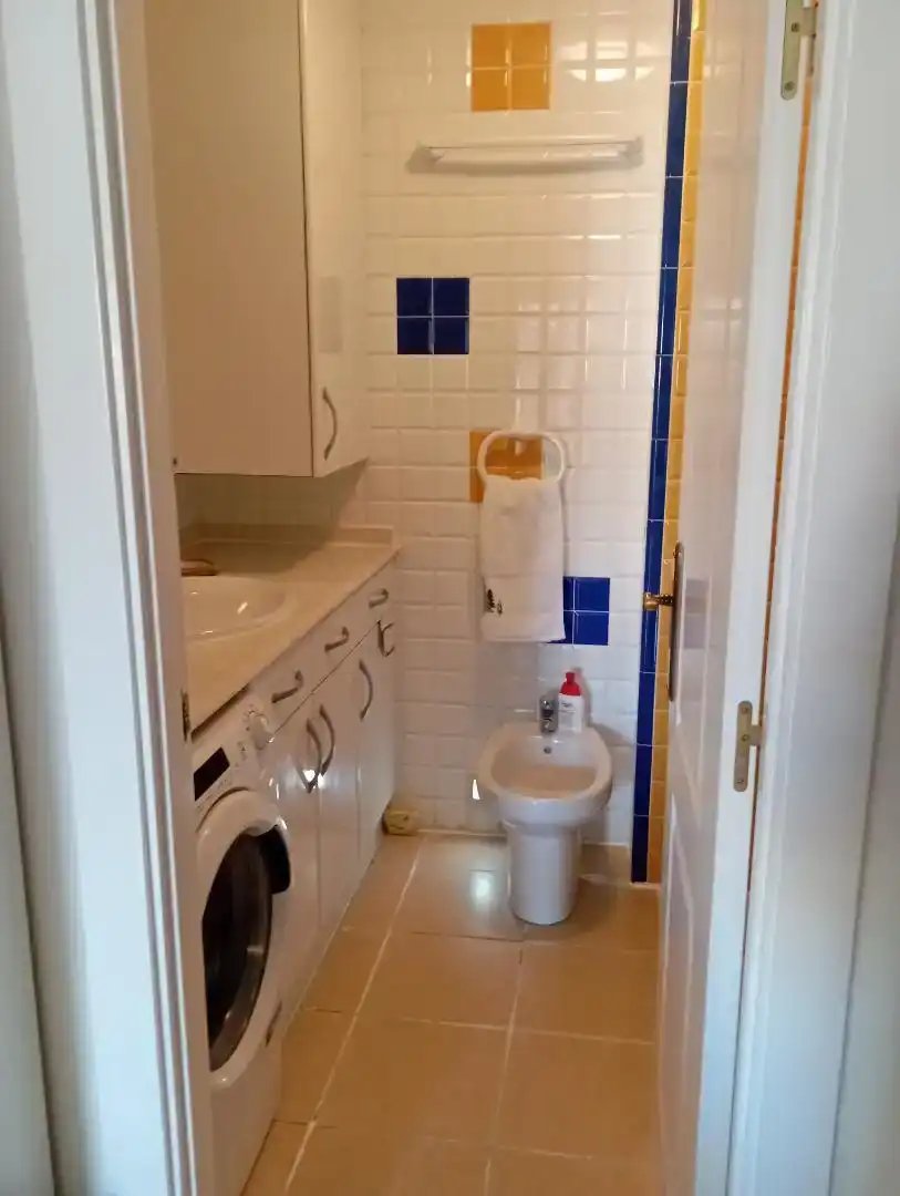 Badezimmer von Wohnungen zur Miete in Oliva mit Klimaanlage, Privatgarten und Möbliert