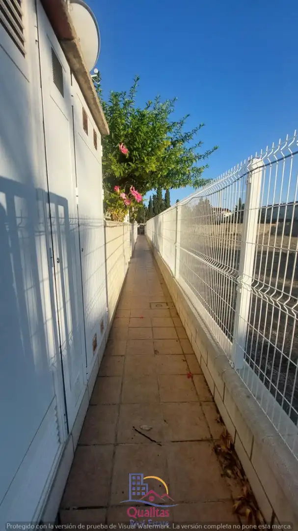 Vista exterior de Casa adosada en venda en Oliva amb Aire condicionat, Calefacció i Terrassa