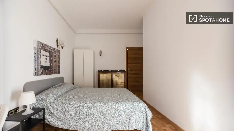 Habitación de Piso de alquiler en Valencia con Aire acondicionado, Calefacción y Amueblado