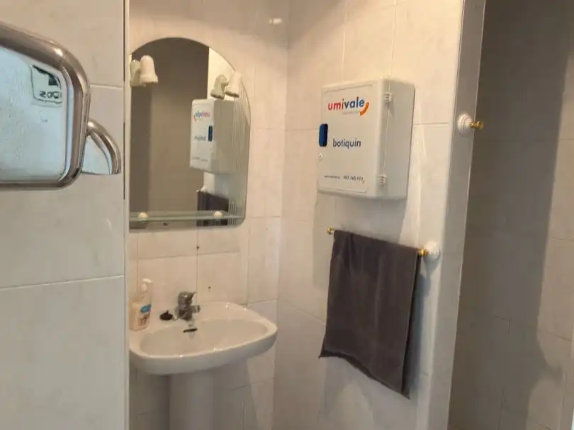 Baño de Local de alquiler en Valencia con Aire acondicionado y Calefacción