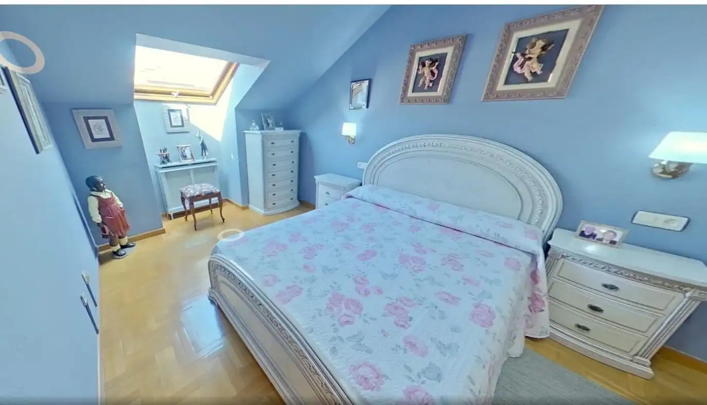 Habitación de Dúplex en venta en Oviedo  con Calefacción, Parquet y Terraza