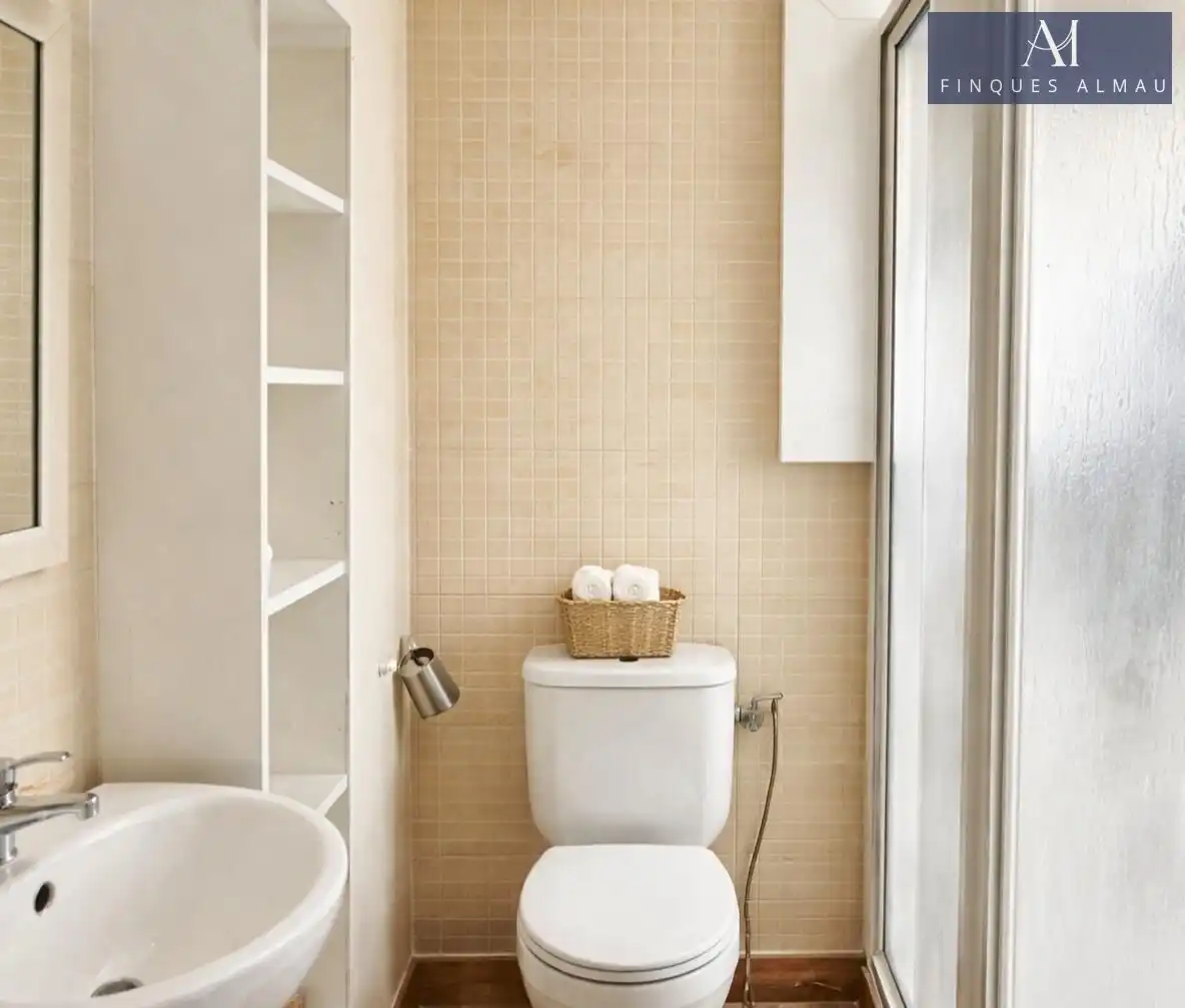 Bathroom of Flat for sale in Vilanova i la Geltrú