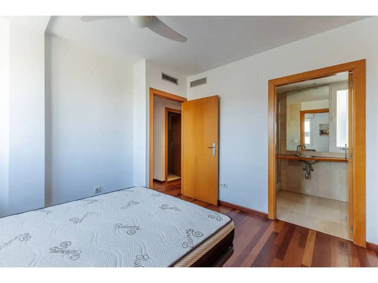 Schlafzimmer von Dachboden zum Verkauf in Valencia mit Klimaanlage, Parkett und Terrasse