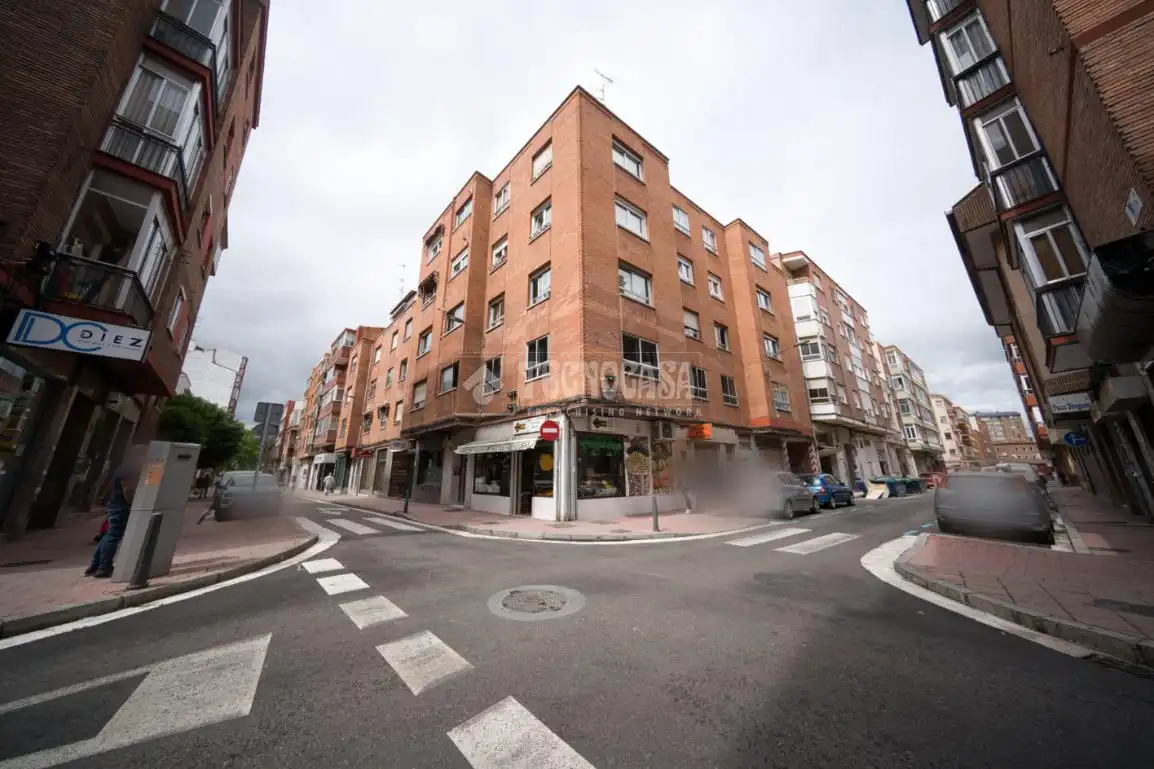 Vista exterior de Piso en venta en Valladolid con Calefacción y Parquet