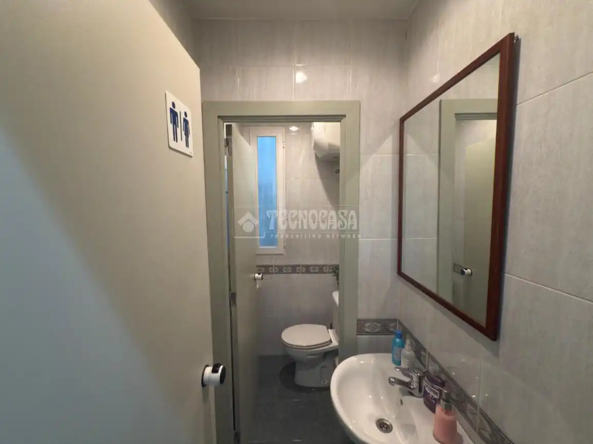 Bathroom of Office for sale in Madrid