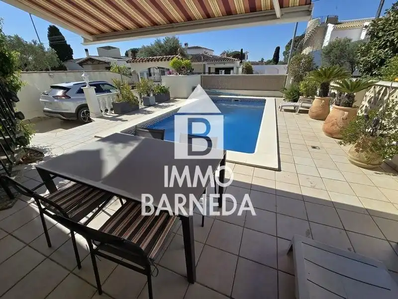 Vista exterior de Casa o xalet en venda en Empuriabrava amb Aire condicionat, Calefacció i Piscina