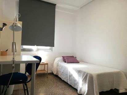 Bedroom of Flat to share in  Valencia Capital  with Washing machine and TV