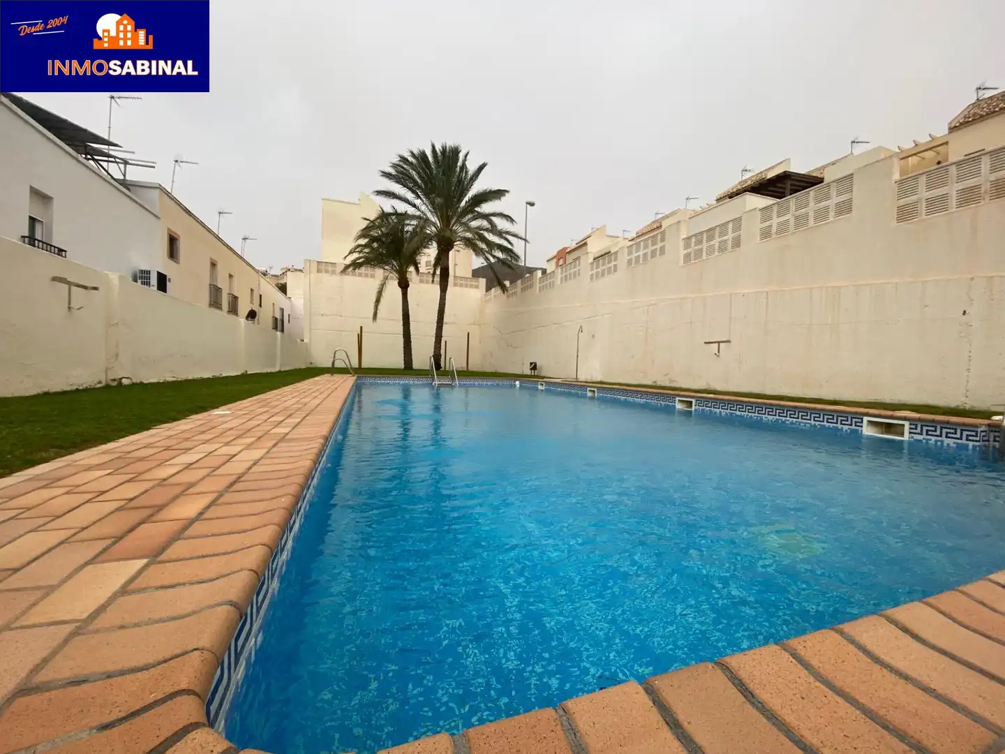 Piscina de Casa adosada en venda en Roquetas de Mar amb Aire condicionat, Calefacció i Terrassa