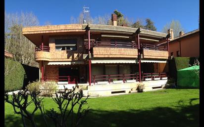 Vista exterior de Casa o xalet en venda en Burgos Capital amb Jardí privat, Parquet i Terrassa