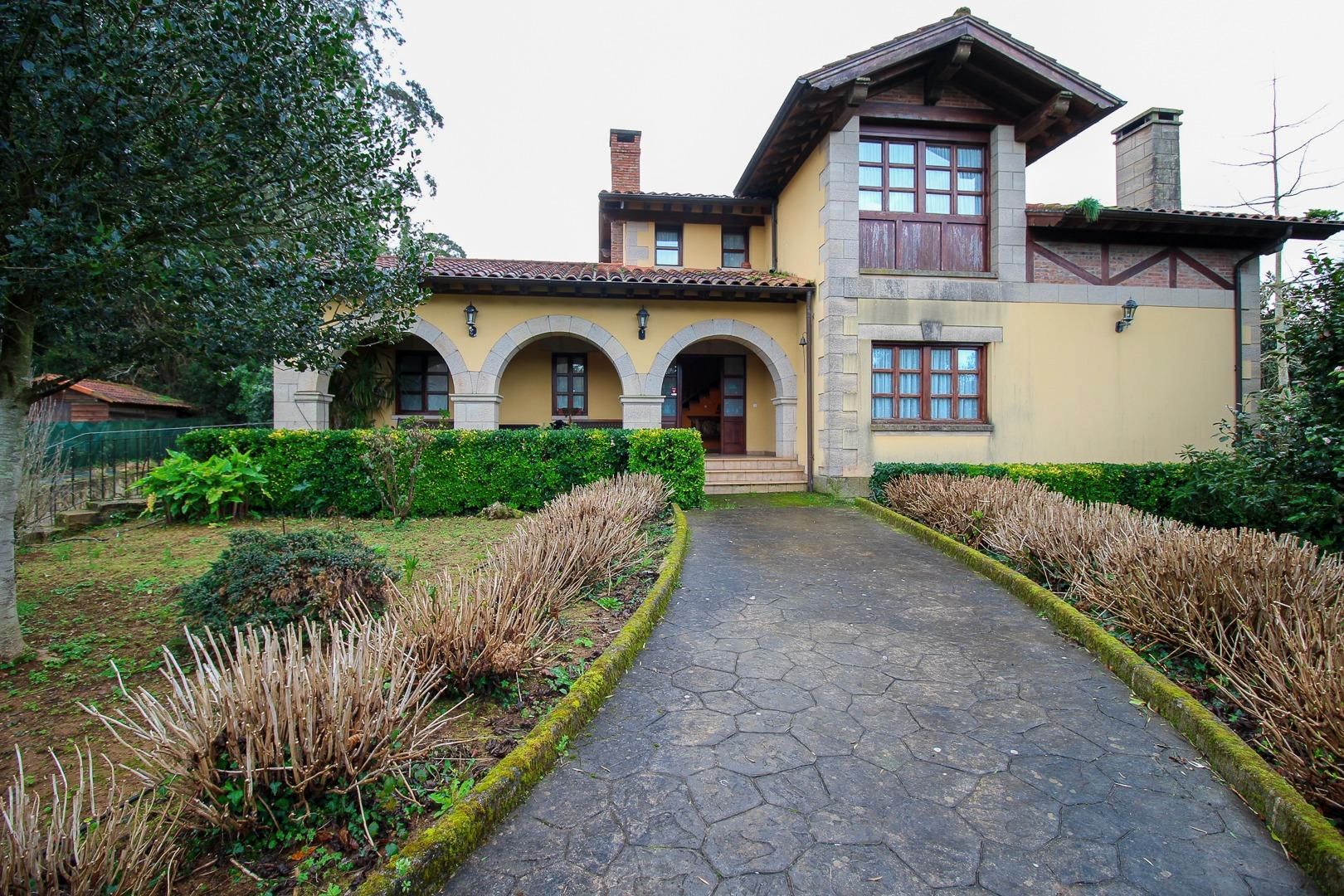 Vista exterior de Casa o xalet en venda en Alfoz de Lloredo amb Calefacció, Jardí privat i Terrassa
