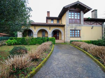 Vista exterior de Casa o xalet en venda en Alfoz de Lloredo amb Calefacció, Jardí privat i Terrassa