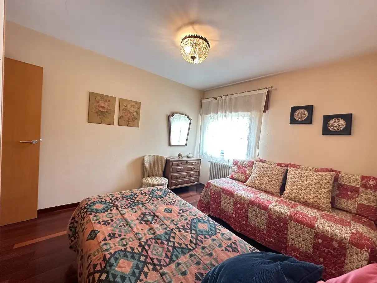 Habitación de Casa o chalet en venta en Santiago de Compostela  con Calefacción, Jardín privado y Parquet