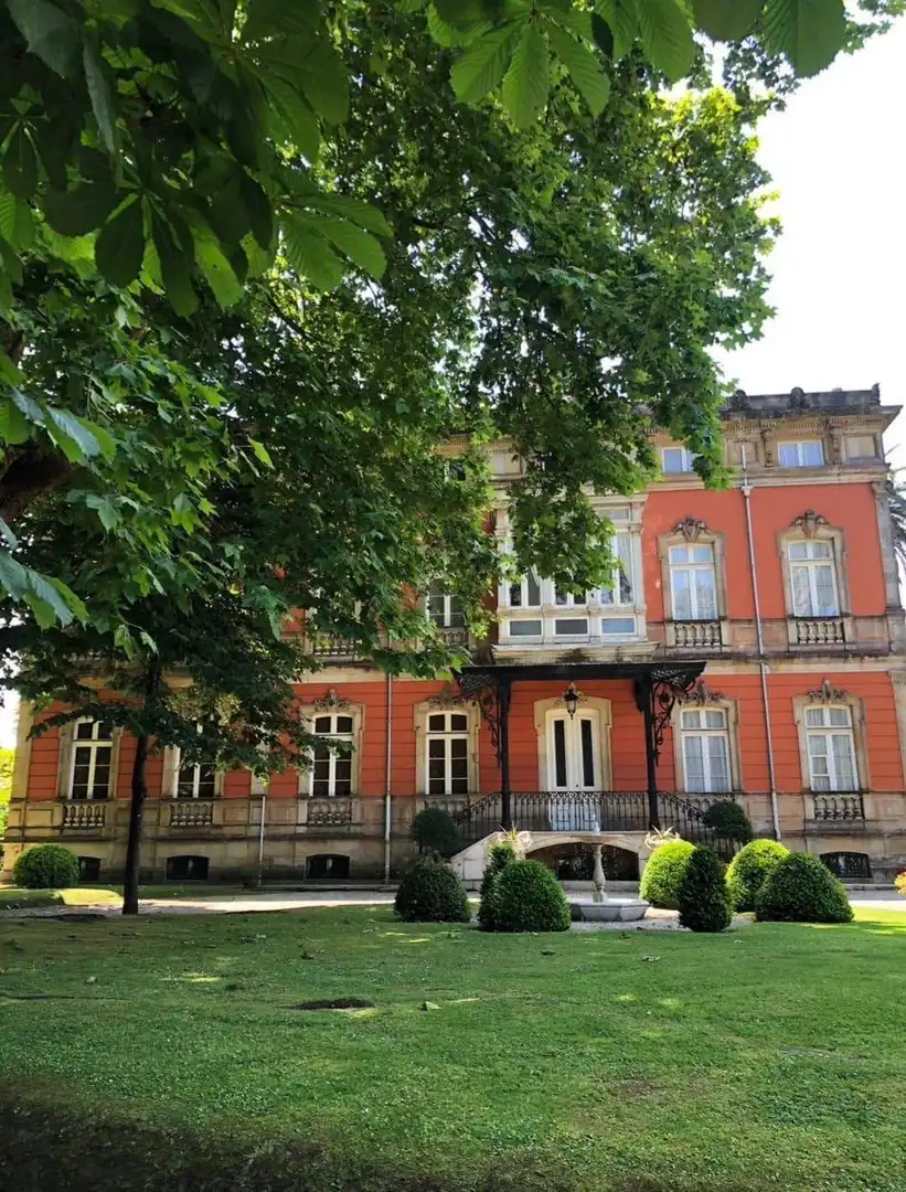 Vista exterior de Casa o xalet en venda en Gijón  amb Jardí privat, Terrassa i Moblat