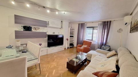 MAGNIFICA VIVIENDA  CON GARAJE, TRASTERO Y PISCINA EN ZONA AVENIDA DE LAS COMUNIDADES!!
