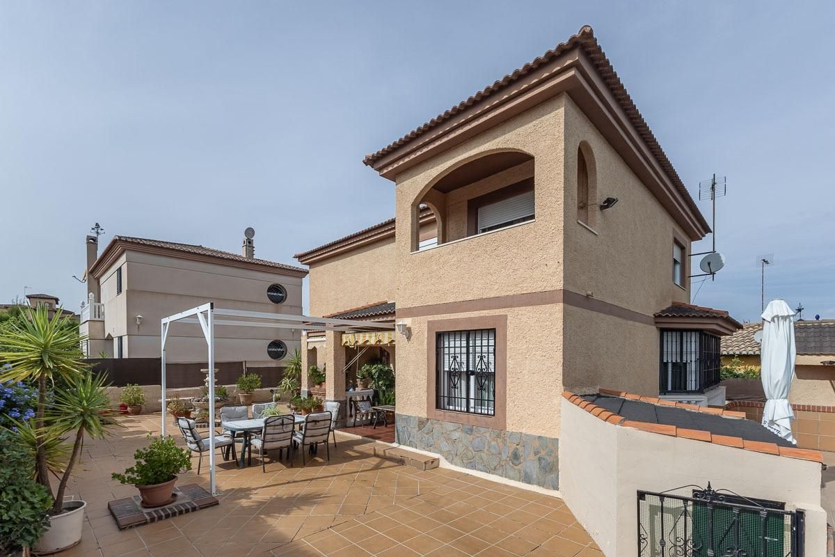 Vista exterior de Casa o chalet en venta en Villa de Otura con Aire acondicionado, Calefacción y Jardín privado
