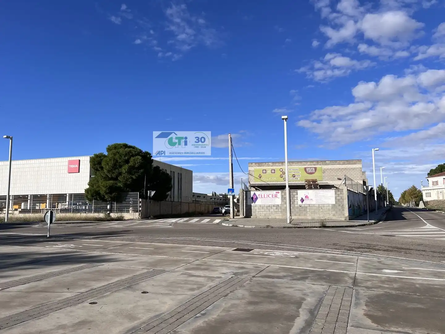 Außenansicht von Fabrikhallen zur Miete in Zaragoza