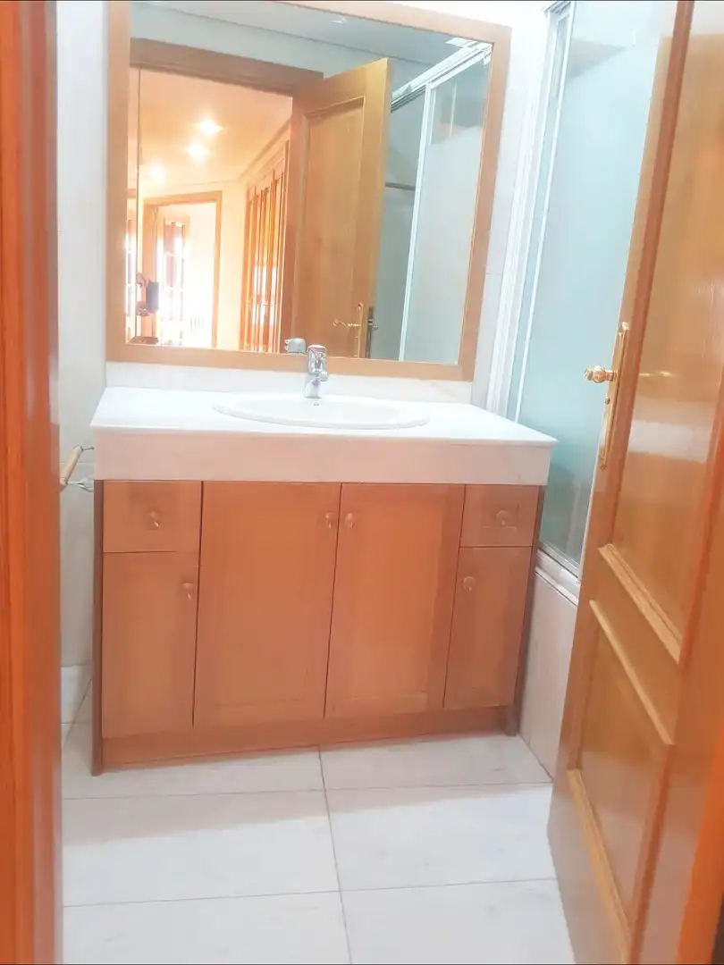 Baño de Piso de alquiler en Zaragoza con Aire acondicionado, Calefacción y Parquet