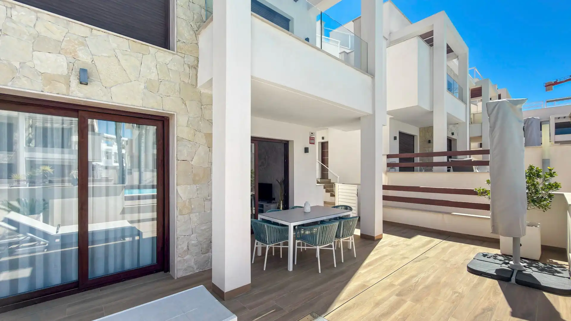 Bajo con piscina en venta en Los Balcones - Los Altos