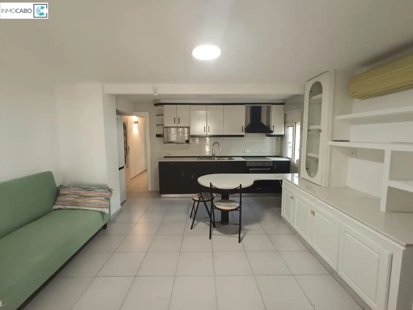 Cuina de Apartament de lloguer en Los Alcázares amb Aire condicionat, Terrassa i Traster