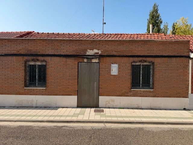 Exterior view of Single-family semi-detached for sale in Palencia Capital  with Private garden, Terrace and Storage room
