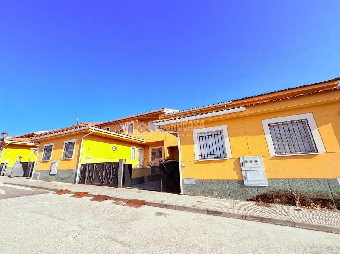 Vista exterior de Casa adosada en venda en Velada amb Aire condicionat