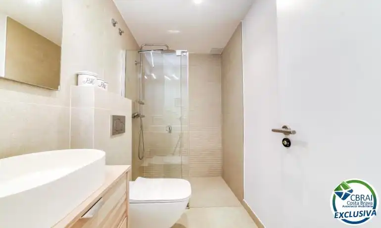 Bany de Planta baixa en venda en Roses amb Calefacció, Moblat i Piscina comunitària