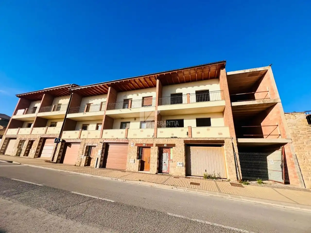 Vista exterior de Casa adosada en venda en Larraga amb Terrassa i Balcó