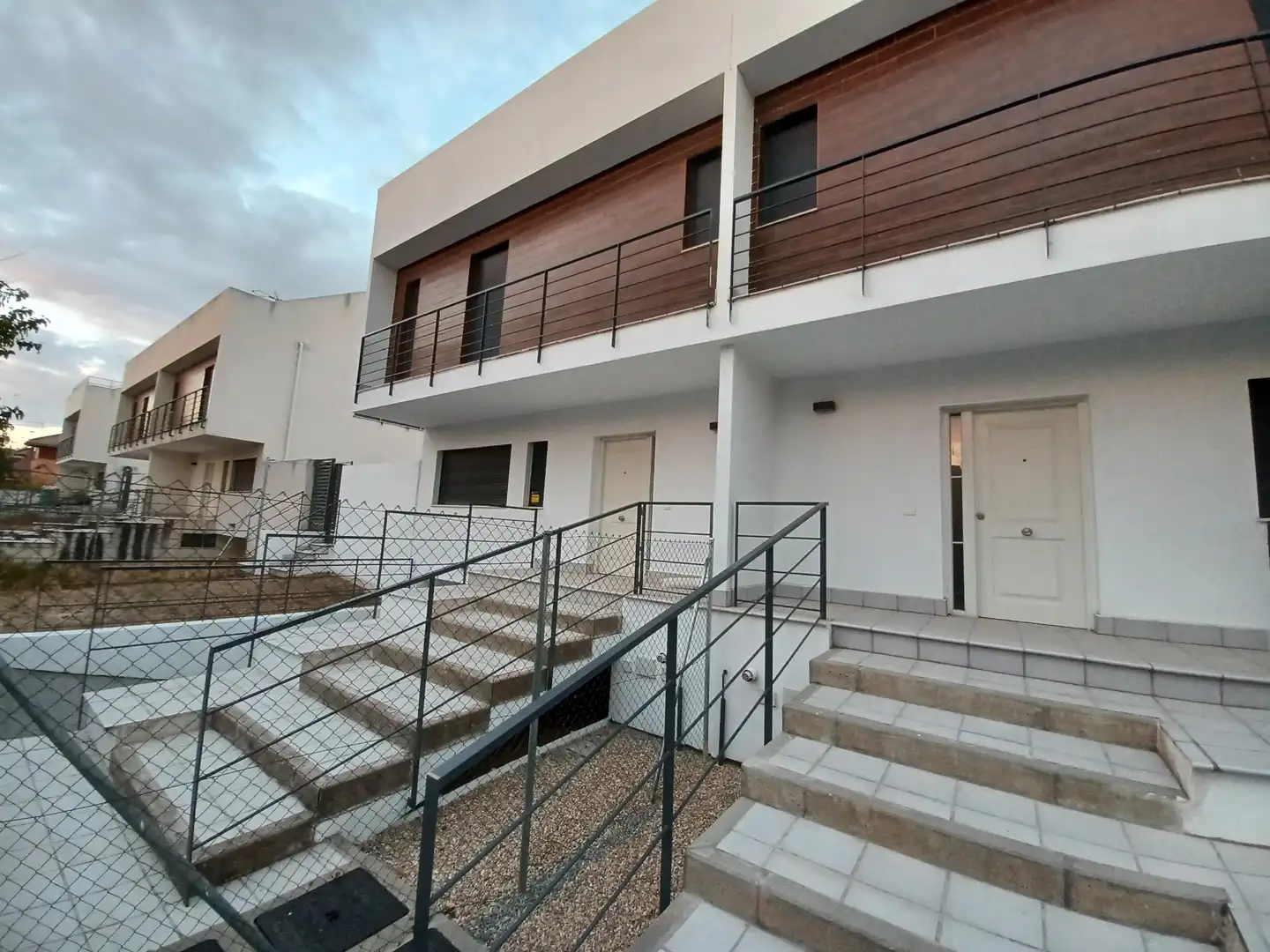 Vista exterior de Casa adosada en venda en Paracuellos de Jarama amb Calefacció, Jardí privat i Parquet