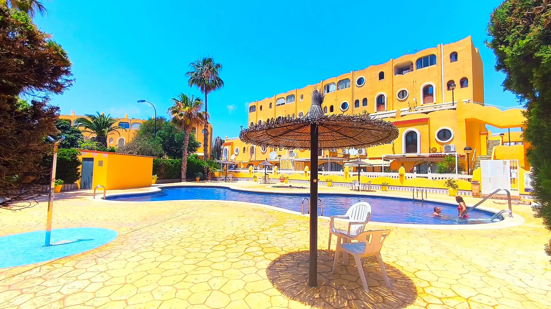 Piscina de Casa adosada en venda en El Campello amb Aire condicionat, Terrassa i Piscina