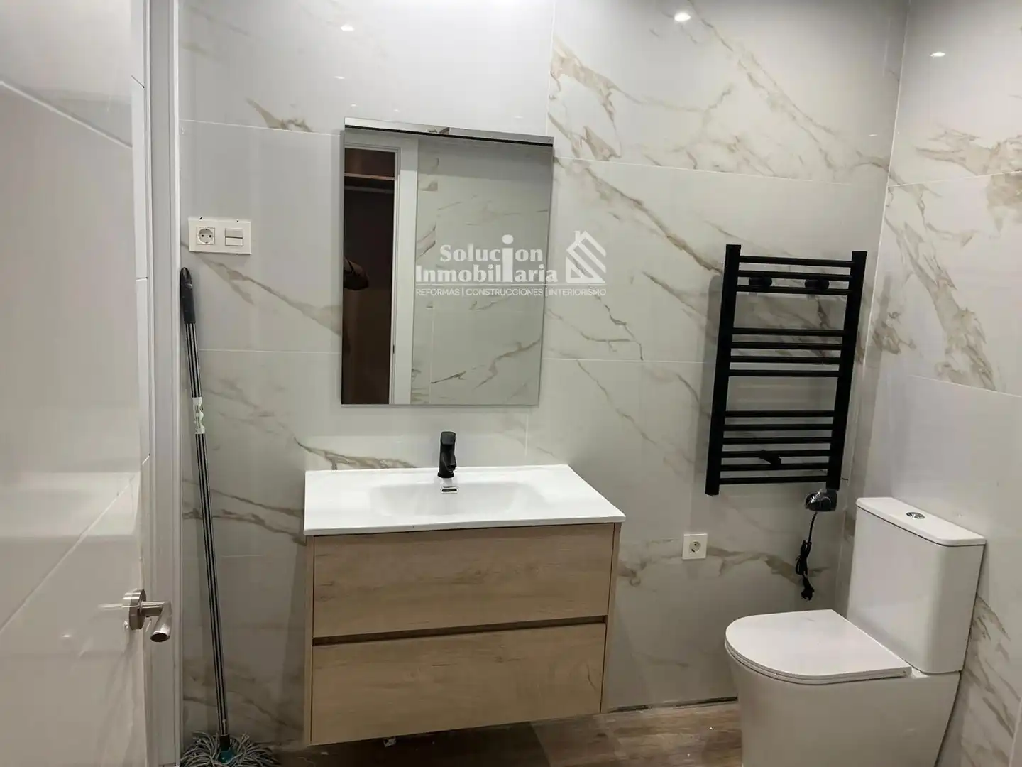 Badezimmer von Wohnungen zum Verkauf in Madrid mit Klimaanlage und Heizung
