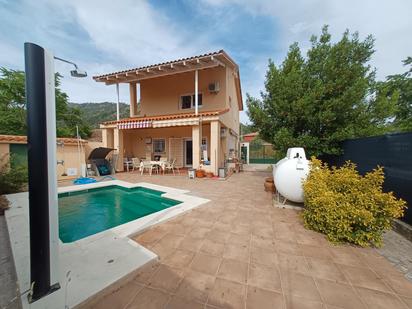 Piscina de Casa adosada en venda en Valdemaqueda amb Aire condicionat, Calefacció i Jardí privat