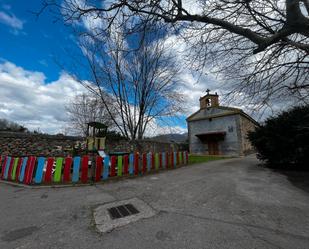 Vista exterior de Casa adosada en venda en Corvera de Toranzo amb Calefacció, Jardí privat i Moblat