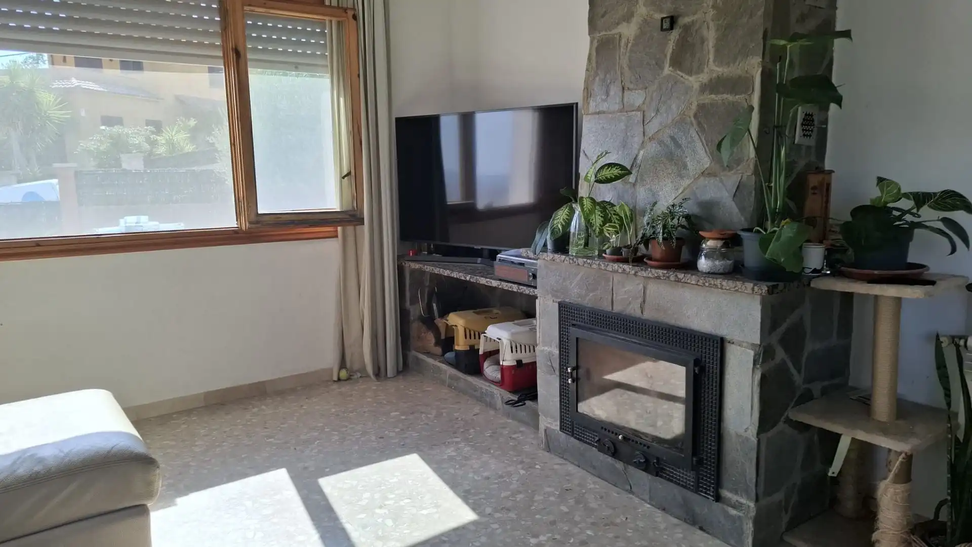 Sala d'estar de Casa o xalet en venda en Vallirana amb Calefacció