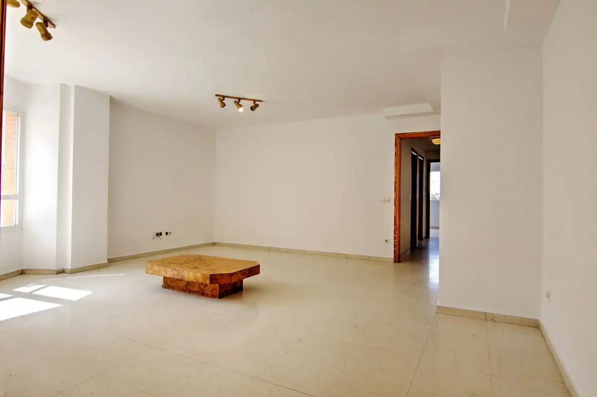 Sala de estar de Piso en venta en Alicante / Alacant con Calefacción y Piscina