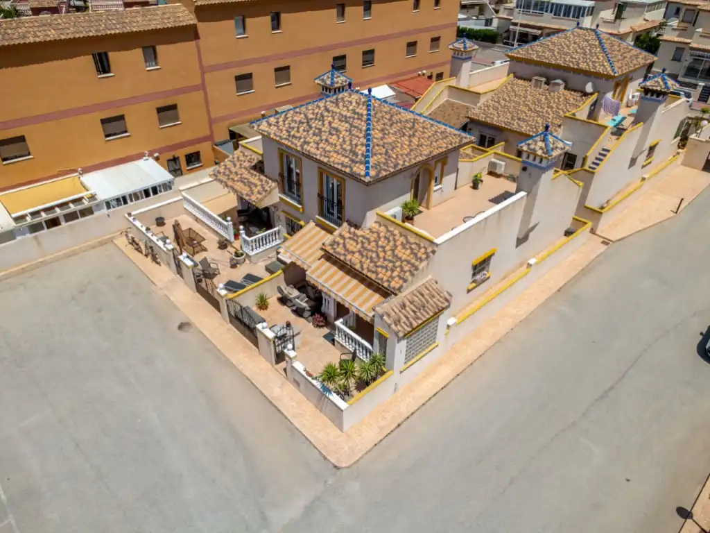 Vista exterior de Casa adosada en venda en Torrevieja amb Aire condicionat, Moblat i Forn