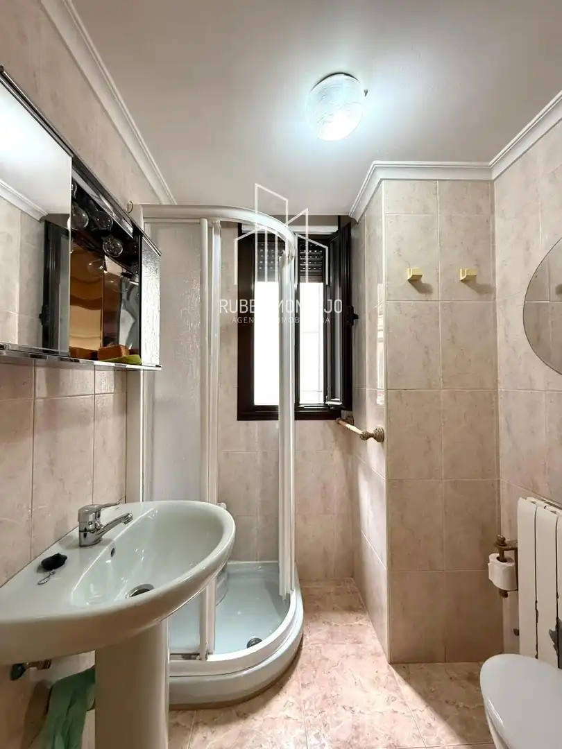 Bathroom of Flat for rent in Salamanca  with Heating, Terrace and Furnished