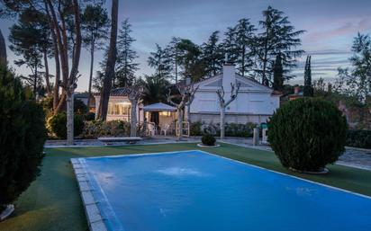 Swimming pool of House or chalet for sale in  Madrid Capital  with Air Conditioner, Heating and Private garden