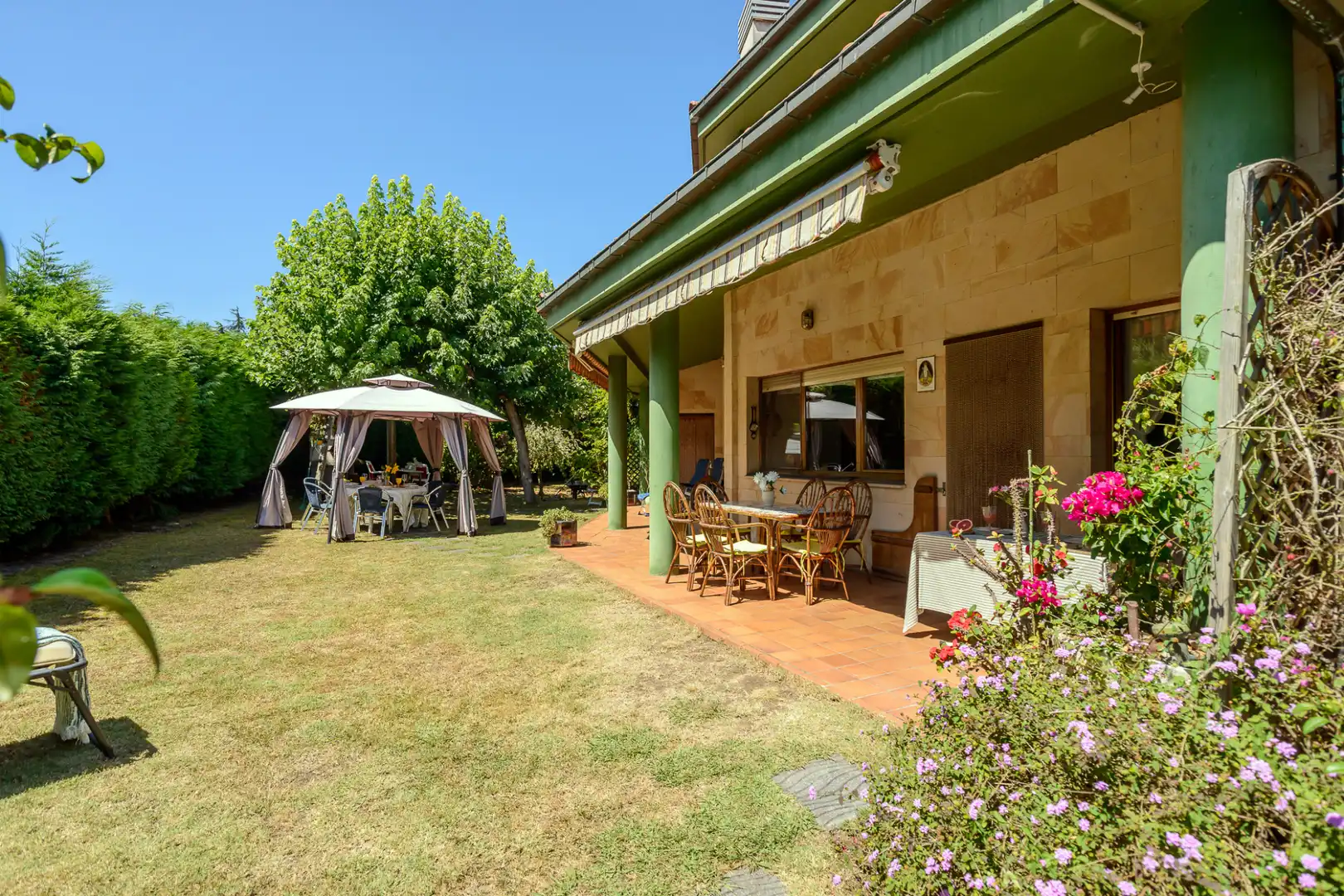 Terraza de Casa o chalet en venta en Oviedo  con Calefacción, Jardín privado y Parquet