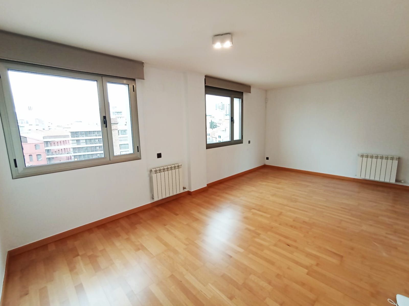 Dormitori de Pis de lloguer en Terrassa amb Aire condicionat i Calefacció