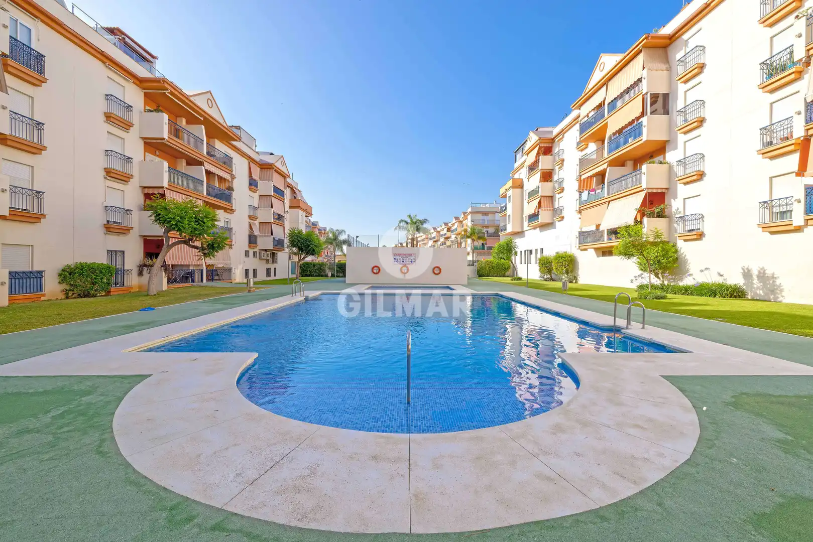 Vista exterior de Àtic en venda en Estepona amb Calefacció, Piscina i Balcó